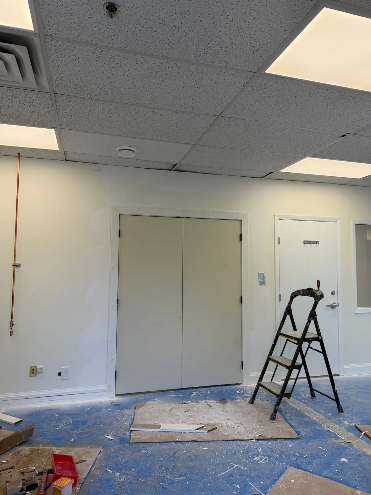 Both swing doors hung in the opening, before the surrounding wall received final finishing.